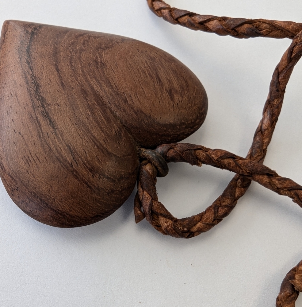 VTG LARGE WOOD HEART W/LEATHER NECKLACE - Picture 3 of 8